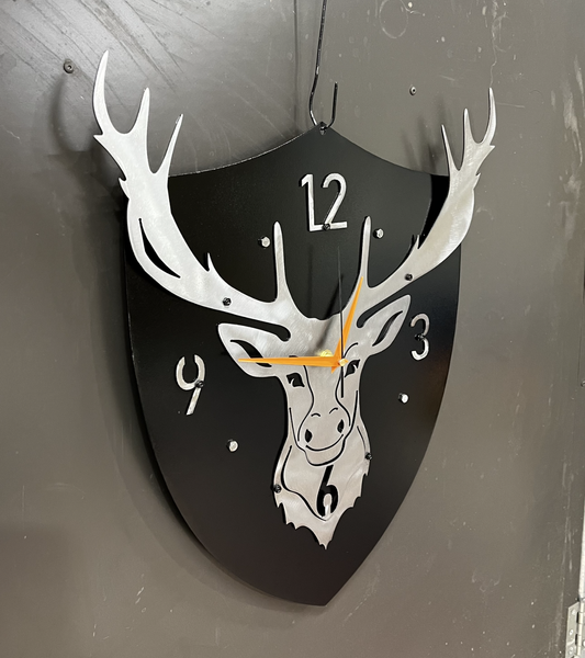 Der Trophy metal clock